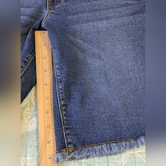 Max Jeans Frayed Hem Shorts. Size 8. - Picture 7 of 11